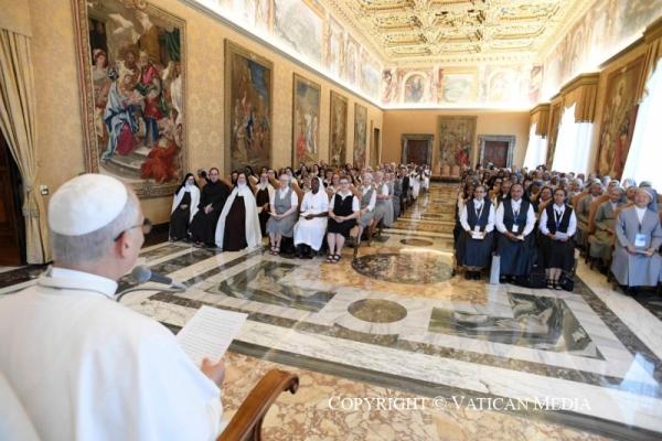 Đức Lêô XIV Nói Với Các Nữ Tu: Thế Giới Cần Những Người Nữ Quảng Đại